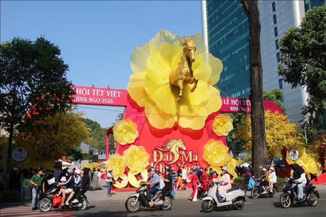 Triển lãm nghệ thuật “Vó ngựa khai Xuân” tại Lễ hội lấy hình tượng ngựa hoa mai nhằm truyền tải tinh thần khởi đầu và khát vọng vươn lên trong năm mới. Ảnh: Thu Hương - TTXVN