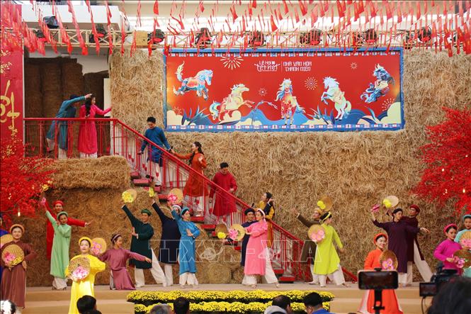 Các tiết mục văn nghệ truyền thống trong không gian Lễ hội. Ảnh: Thu Hương - TTXVN