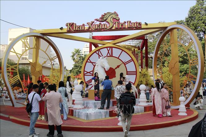 Triển lãm nghệ thuật “Vó ngựa khai Xuân” truyền tải thông điệp về sức mạnh nội lực. Ảnh: Thu Hương - TTXVN