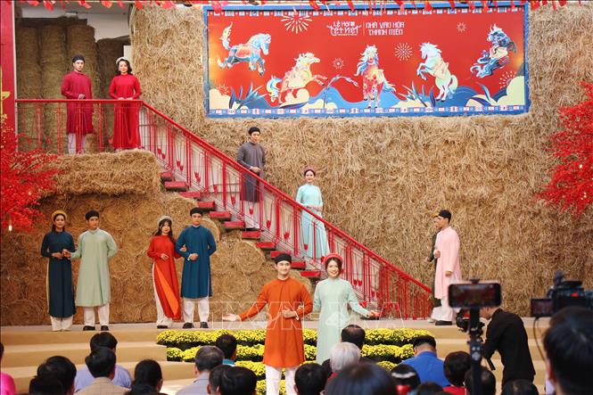 Các nghệ sỹ trình diễn trang phục áo dài truyền thống để biểu diễn trong không gian Lễ hội. Ảnh: Thu Hương - TTXVN