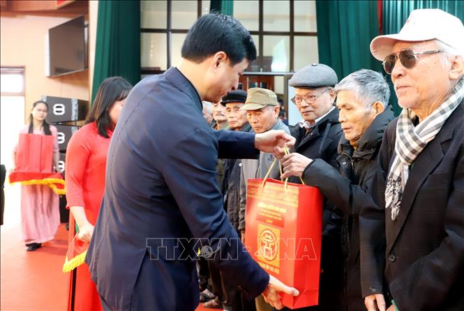 Ủy viên Bộ Chính trị, Bí thư Thành ủy Hà Nội Nguyễn Duy Ngọc trao quà Tết tặng các gia đình. Ảnh: Thế Duyệt – TTXVN 