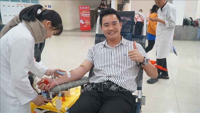 Ngày hội thu hút đông đảo đoàn viên thanh niên đến hiến máu tình nguyện. Ảnh: Văn Dũng-TTXVN