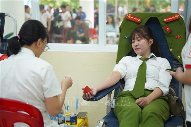 Ngày hội thu hút đông đảo đoàn viên thanh niên đến hiến máu tình nguyện. Ảnh: Văn Dũng-TTXVN