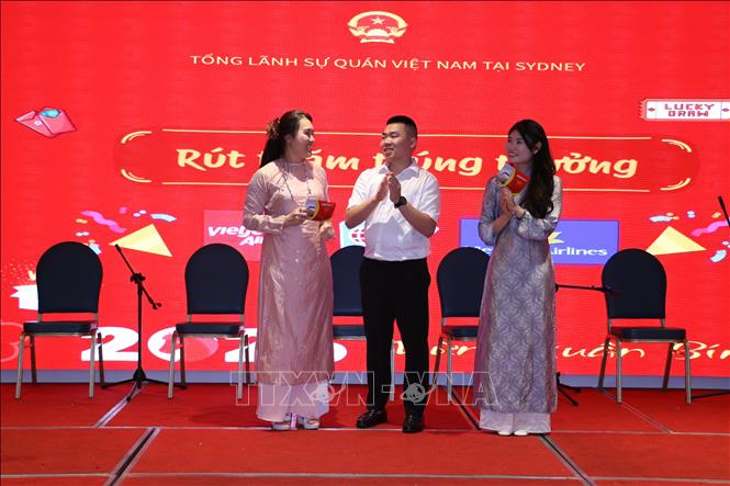 Đại diện hãng hàng không VietJet trao tặng giải thưởng cho khách tham dự may mắn trong phần bốc thăm trúng thưởng. Ảnh: Thanh Tú - PV TTXVN tại Australia