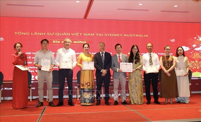 Tổng Lãnh sự Việt Nam tại thành phố Sydney Nguyễn Thanh Tùng (thứ 5 từ trái sang) vinh danh và trao tặng giấy khen cho các tổ chức và cá nhân đã có những thành tích xuất sắc và đóng góp có ý nghĩa cho cộng đồng. Ảnh: Thanh Tú - PV TTXVN tại Australia