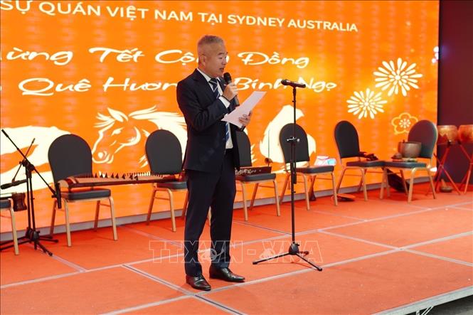 Tổng Lãnh sự Nguyễn Thanh Tùng phát biểu khai mạc Tết Cộng đồng - Xuân Quê hương được tổ chức tại thành phố Sydney (Australia). Ảnh: Trung Trang - PV TTXVN tại Australia