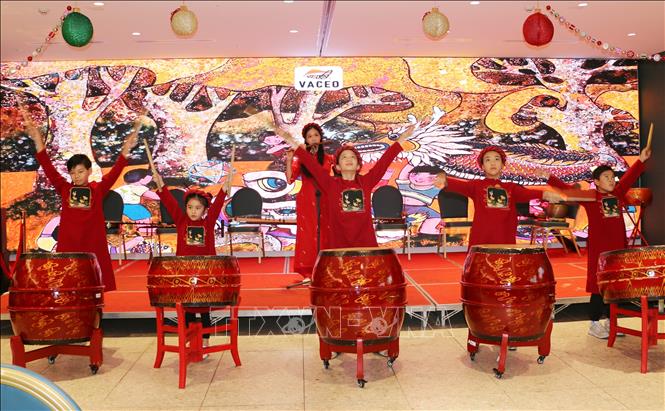 Tiết mục trống hội của các em bé gốc Việt tạo nên một không gian sôi động cho buổi Tết Cộng đồng (Ảnh: Thanh Tú - PV TTXVN tại Australia)