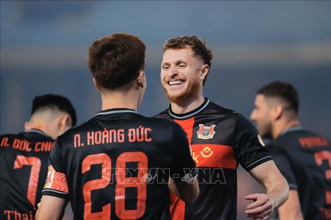 Cầu thủ Geovane (số 94) ghi bàn thắng mở tỷ số cho Ninh Bình. Ảnh: Minh Quyết - TTXVN