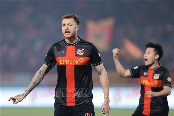 Cầu thủ Geovane (số 94) ghi bàn thắng mở tỷ số cho Ninh Bình. Ảnh: Minh Quyết - TTXVN