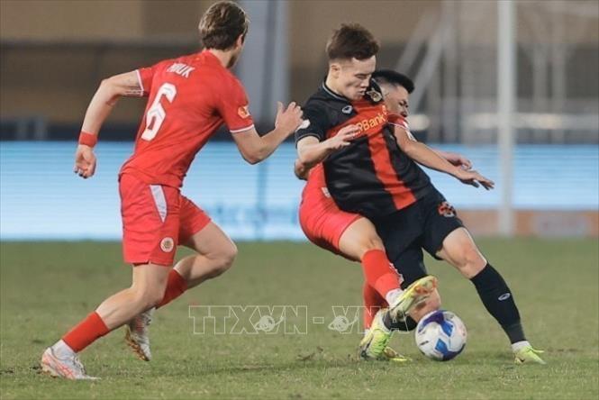 Pha đi bóng của đội trưởng Hoàng Đức (Ninh Bình). Ảnh: Minh Quyết - TTXVN
