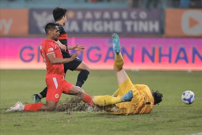 Tình huống áp sát khung thành của Quang Vinh (số 7, CAHN). Ảnh: Minh Quyết - TTXVN