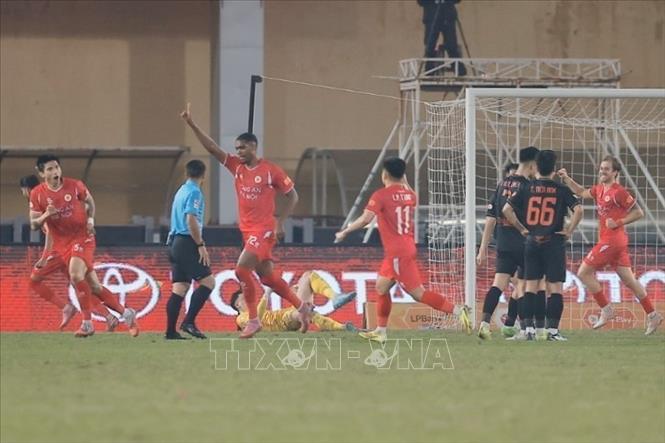 Cầu thủ Alan (số 72, CAHN) thi đấu xuất sắc và có hat-trick trong trận đấu. Ảnh: Minh Quyết - TTXVN
