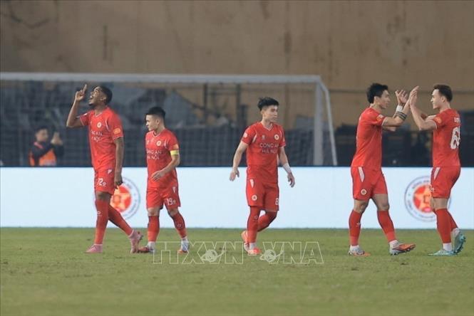 Cầu thủ Alan (số 72, CAHN) thi đấu xuất sắc có hat-trick trong trận đấu. Ảnh: Minh Quyết - TTXVN
