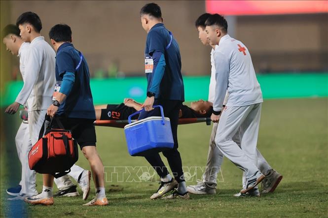 Thái Sơn (Ninh Bình) phải rời sân bằng cáng. Ảnh: Minh Quyết - TTXVN