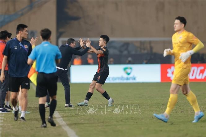 Cầu thủ Trần Thành Trung (số 8) ghi bàn thắng rút ngắn tỷ số xuống 2-3 cho Ninh Bình. Ảnh: Minh Quyết - TTXVN