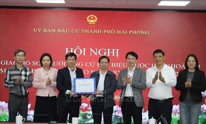 Bàn giao hồ sơ cho Ban Thường trực Ủy ban Ủy ban Mặt trận Tổ quốc Việt Nam thành phố Hải Phòng để tiến hành các bước tiếp theo của quy trình chuẩn bị bầu cử. Ảnh: Mạnh Minh - TTXVN 