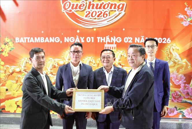 Chủ tịch Hiệp hội Doanh nghiệp Việt Nam - Campuchia Oknha Leng Rithy (bên phải) trao tặng 250 phần quà cho các gia đình người gốc Việt có hoàn cảnh khó khăn tại tỉnh Battambang. Ảnh: Quang Anh - PV TTXVN tại Campuchia