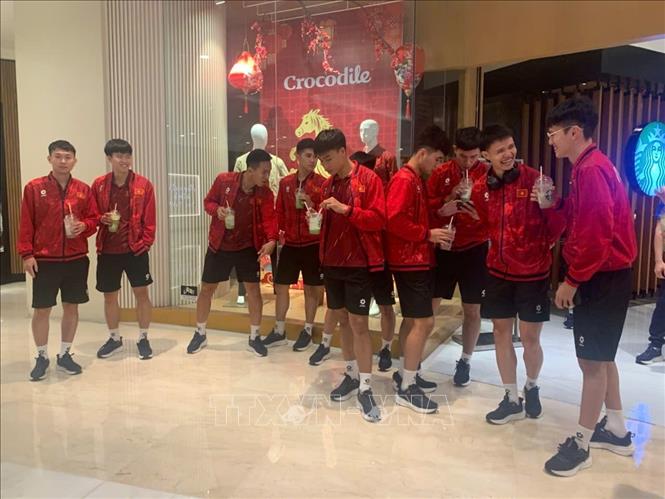 Các cầu thủ Futsal Việt Nam tranh thủ tham quan. Ảnh: VFF/TTXVN phát