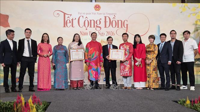 Trao bằng khen, giấy khen cho các cá nhân và tập thể tiêu biểu có nhiều đóng góp tích cực cho hoạt động của cộng đồng trong năm 2025. Ảnh: Việt Dũng - P/v TTXVN tại Singapore