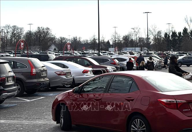  Xe ô tô vào bãi đỗ tại bang Maryland, Mỹ. Ảnh: Ngọc Quang - PV TTXVN tại Mỹ