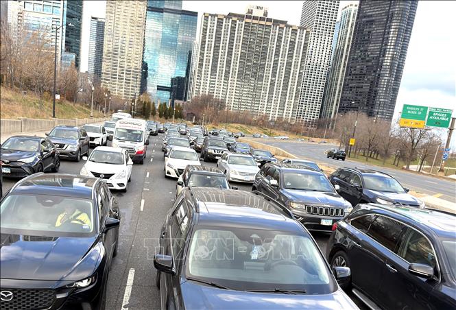 Xe ô tô lưu thông trên một đại lộ tại thành phố Chicago, Mỹ. Ảnh: Ngọc Quang - PV TTXVN tại Mỹ