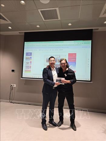 Các doanh nghiệp du lịch Việt Nam trao tặng voucher du lịch nhằm tri ân và thúc đẩy thương hiệu. Ảnh: Phạm Hà - PV TTXVN tại Israel