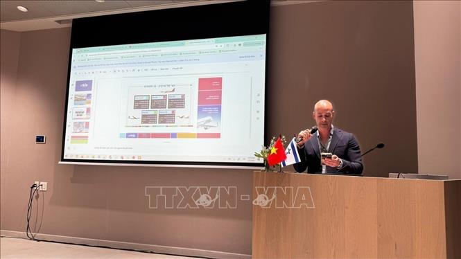 Đại diện Hãng hàng không Arkia của Israel phát biểu tại Hội thảo. Ảnh: Phạm Hà - PV TTXVN tại Israel