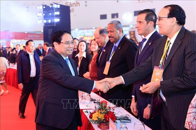 Thủ tướng Phạm Minh Chính với các đại biểu quốc tế dự Lễ khai mạc Hội chợ Mùa Xuân lần thứ nhất - năm 2026. Ảnh: Dương Giang-TTXVN
