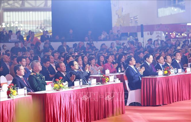 Thủ tướng Phạm Minh Chính và các đại biểu dự Lễ khai mạc Hội chợ Mùa Xuân lần thứ nhất - năm 2026. Ảnh: Dương Giang-TTXVN
