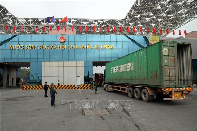 Lực lượng Hải quan Cửa khẩu quốc tế Móng Cái (Chi Cục Hải quan khu vực VIII) phối hợp với Biên phòng Cửa khẩu kiểm tra các xe hàng trước khi thông quan qua cửa khẩu Bắc Luân 2. Ảnh: Đức Hiếu - TTXVN
