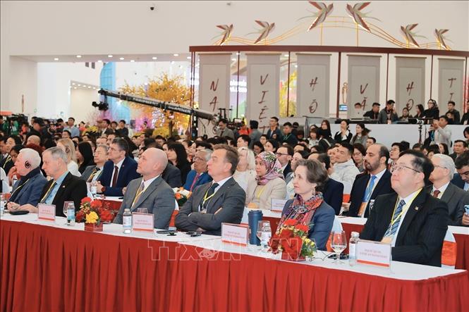 Đại biểu quốc tế tham dự lễ khai mạc Hội chợ Mùa Xuân 2026. Ảnh: Minh Quyết - TTXVN