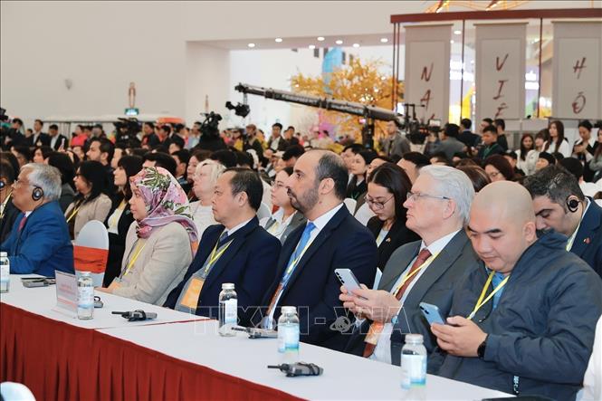 Đại biểu quốc tế tham dự lễ khai mạc Hội chợ Mùa Xuân 2026. Ảnh: Minh Quyết - TTXVN