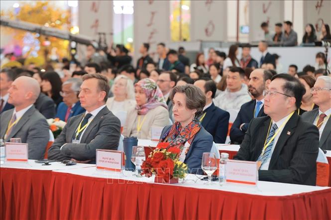 Đại biểu quốc tế tham dự lễ khai mạc Hội chợ Mùa Xuân 2026. Ảnh: Minh Quyết - TTXVN