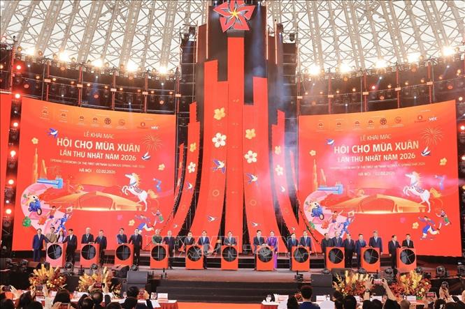Thủ tướng Phạm Minh Chính và các đại biểu thực hiện nghi thức bấm nút khai mạc Hội chợ Mùa Xuân lần thứ nhất - năm 2026. Ảnh: Minh Quyết - TTXVN