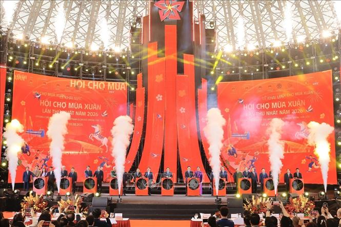 Thủ tướng Phạm Minh Chính và các đại biểu thực hiện nghi thức bấm nút khai mạc Hội chợ Mùa Xuân lần thứ nhất - năm 2026. Ảnh: Minh Quyết - TTXVN