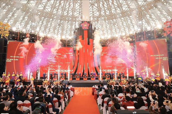 Thủ tướng Phạm Minh Chính và các đại biểu thực hiện nghi thức bấm nút khai mạc Hội chợ Mùa Xuân lần thứ nhất - năm 2026. Ảnh: Minh Quyết - TTXVN