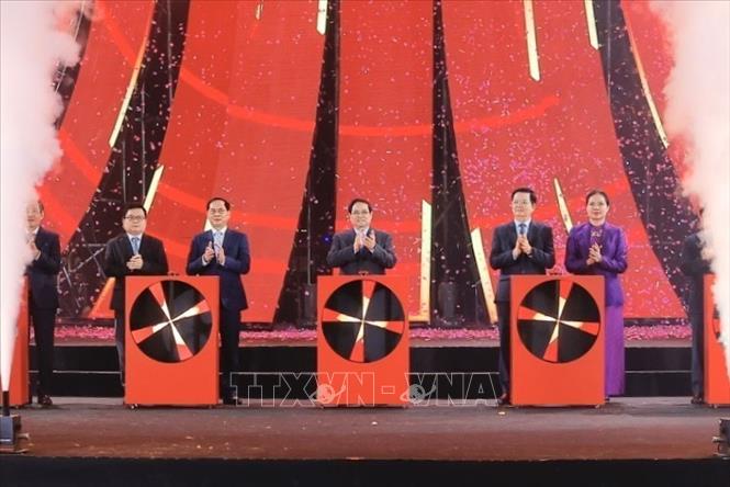 Thủ tướng Phạm Minh Chính và các đại biểu thực hiện nghi thức khai mạc Hội chợ Mùa Xuân lần thứ nhất - năm 2026. Ảnh: Minh Quyết - TTXVN