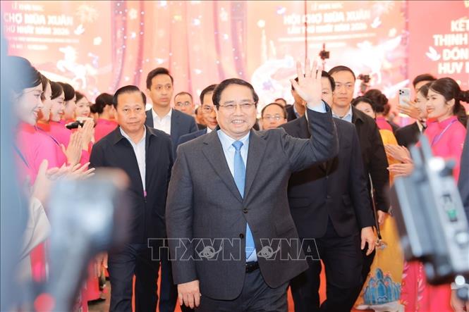 Thủ tướng Phạm Minh Chính và đại biểu tham quan các gian hàng tại Hội chợ Mùa Xuân 2026. Ảnh: Minh Quyết - TTXVN