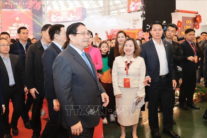 Thủ tướng Phạm Minh Chính và đại biểu tham quan các gian hàng tại Hội chợ Mùa Xuân 2026. Ảnh: Minh Quyết - TTXVN