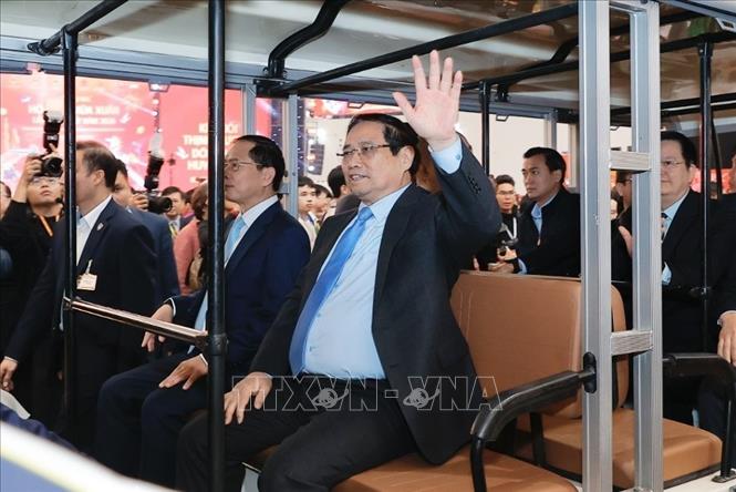 Thủ tướng Phạm Minh Chính và đại biểu tham quan các gian hàng tại Hội chợ Mùa Xuân 2026. Ảnh: Minh Quyết - TTXVN