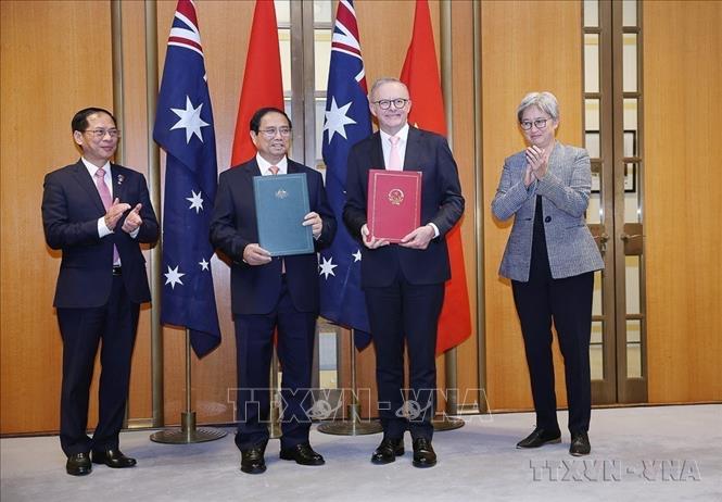 Thủ tướng Phạm Minh Chính và Thủ tướng Australia Anthony Albanese trao Tuyên bố chung về nâng cấp quan hệ lên Đối tác Chiến lược Toàn diện (Canberra, 7/3/2024). Ảnh: Dương Giang-TTXVN