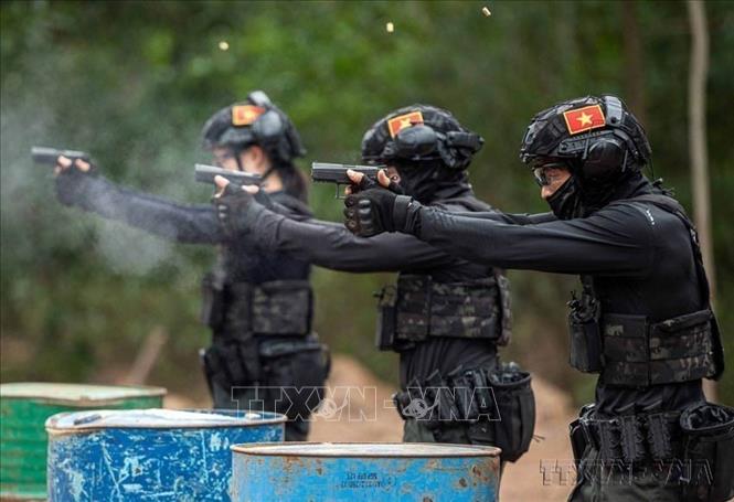 Cảnh sát cơ động chống khủng bố - lực lượng đặc biệt tinh nhuệ, sẵn sàng trấn áp, tiêu diệt các đối tượng khủng bố nguy hiểm và tham gia cứu nạn, cứu hộ. Ảnh: Phạm Kiên – TTXVN