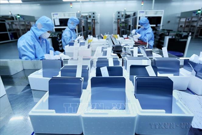 Dây chuyền đóng gói các tấm pin năng lượng mặt trời tại Công ty TNHH JA Solar Việt Nam, vốn đầu tư của Hong Kong (Trung Quốc) tại khu công nghiệp Quang Châu (Bắc Giang). Ảnh: Danh Lam – TTXVN