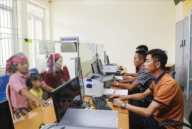 Người dân đến làm thủ tục tại Trung tâm phục vụ hành chính công xã biên giới Sín Thầu, tỉnh Điện Biên, sau khi mô hình chính quyền địa phương 2 cấp chính thức được vận hành đồng loạt trên địa bàn tỉnh. Ảnh: Trung Kiên - TTXVN