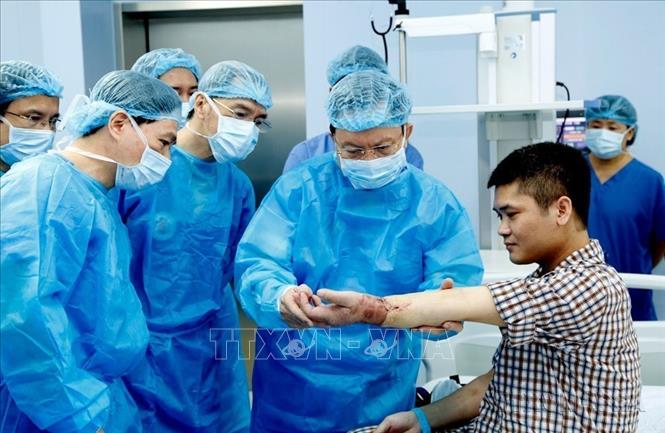 Bệnh viện Trung ương Quân đội 108 thực hiện thành công ca ghép chi thể đầu tiên ở khu vực Đông Nam Á, đồng thời cũng là ca ghép chi thể đầu tiên trên thế giới lấy từ người sống. Thành tựu y học này của bệnh viện mở ra hướng điều trị mới trong tương lai, không chỉ ghép chi thể từ người hiến chết não mà còn từ người sống cho những bệnh nhân không may mất đi chi thể, bổ sung vào danh sách thành tựu y khoa mà ngành y tế Việt Nam đạt được trong những năm qua (2020). Ảnh: TTXVN phát