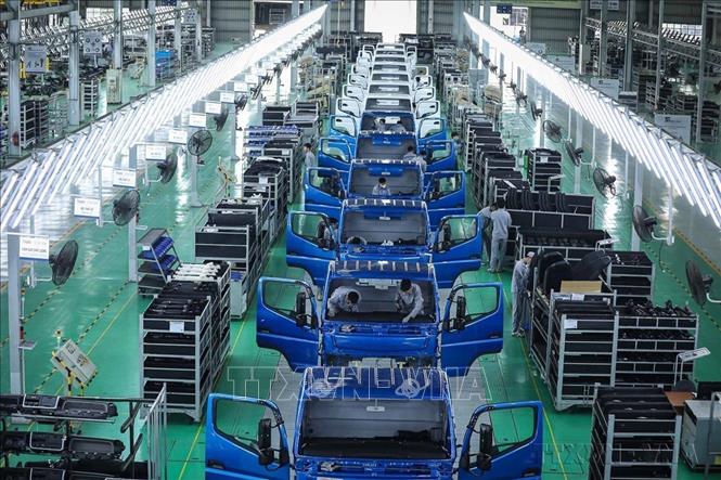 Công ty cổ phần Tập đoàn Trường Hải (THACO) đầu tư công nghệ hiện đại, áp dụng các công nghệ tiên tiến, tự động hóa và công nghệ 4.0 cùng lực lượng lao động được đào tạo bài bản, chuyên sâu để tối ưu hóa quy trình sản xuất, giảm chi phí và tăng độ chính xác, độ bền của sản phẩm, đáp ứng các tiêu chuẩn quốc tế. Ảnh: TTXVN