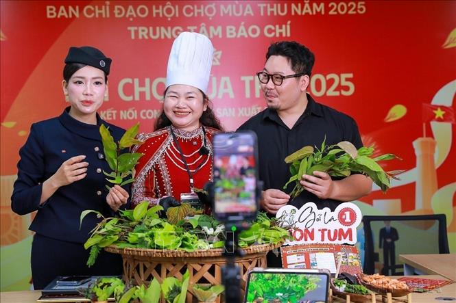 Phiên bán hàng trực tuyến các sản phẩm của Hội chợ mùa Thu 2025 trên các nền tảng số ngày 30/10/2025. Ảnh: Khánh Hoà - TTXVN

