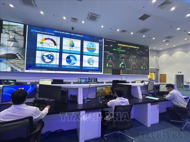 Với tầm nhìn chiến lược và sự quyết tâm của chính quyền, cùng sự chung tay của doanh nghiệp và người dân, Bình Dương đang tiên phong trong việc chuyển đổi sang nền kinh tế xanh và xây dựng đô thị thông minh. Trong ảnh: Trung tâm điều hành thành phố thông minh Bình Dương (IOC). Ảnh: Dương Chí Tưởng -TTXVN