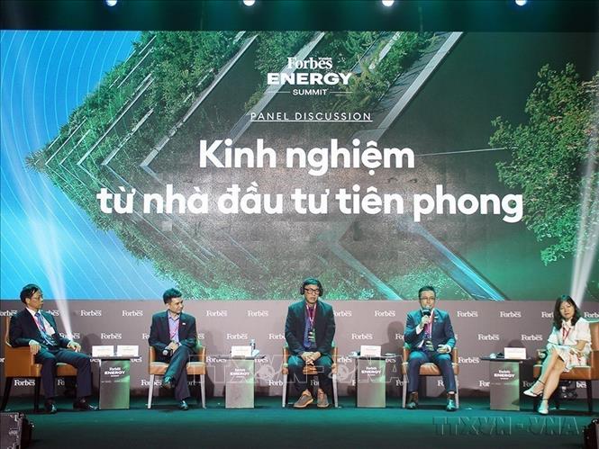 Đại diện các doanh nghiệp tham gia phiên thảo luận về kinh nghiệm nhà đầu tư tiên phong tại Hội nghị Năng lượng tái tạo “Cơ hội đầu tư vào năng lượng tái tạo