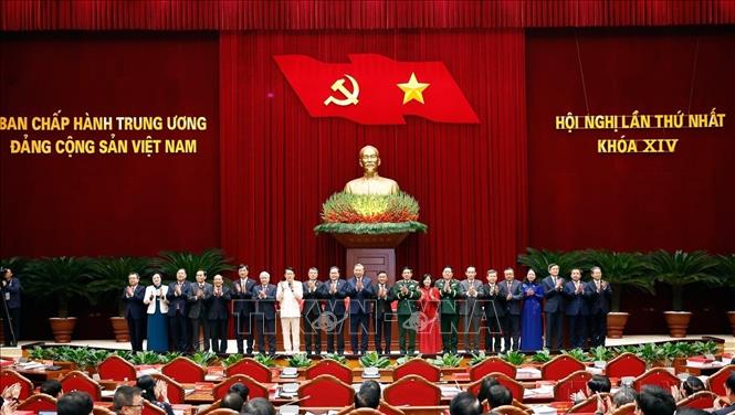 Tổng Bí thư Tô Lâm cùng các đồng chí Ủy viên Bộ Chính trị, Ủy viên Ban Bí thư Ban Chấp hành Trung ương khóa XIV ra mắt tại Hội nghị lần thứ nhất Ban Chấp hành Trung ương Đảng khóa XIV (Hà Nội, 23/1/2026). Ảnh: TTXVN